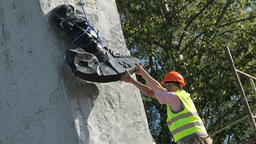 Demontaż popiersia generała Armii Czerwonej Iwana Czerniachowskiego z pomnika w Pieniężnie