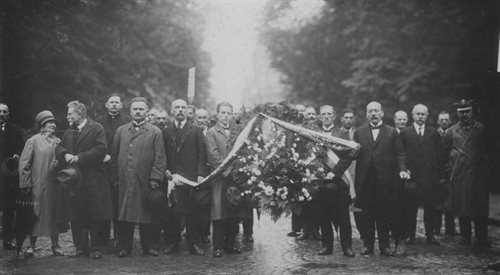 Uroczystości pogrzebowe Juliusza Słowackiego w Krakowie. Na zdjęciu zrobionym 28 czerwca 1927 roku w Krakowie widać delegację z kwiatami.