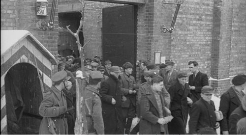 Wypuszczanie więźniów z więzienia mokotowskiego (ul. Rakowiecka w Warszawie) w wyniku amnestii z 22 lutego 1947.