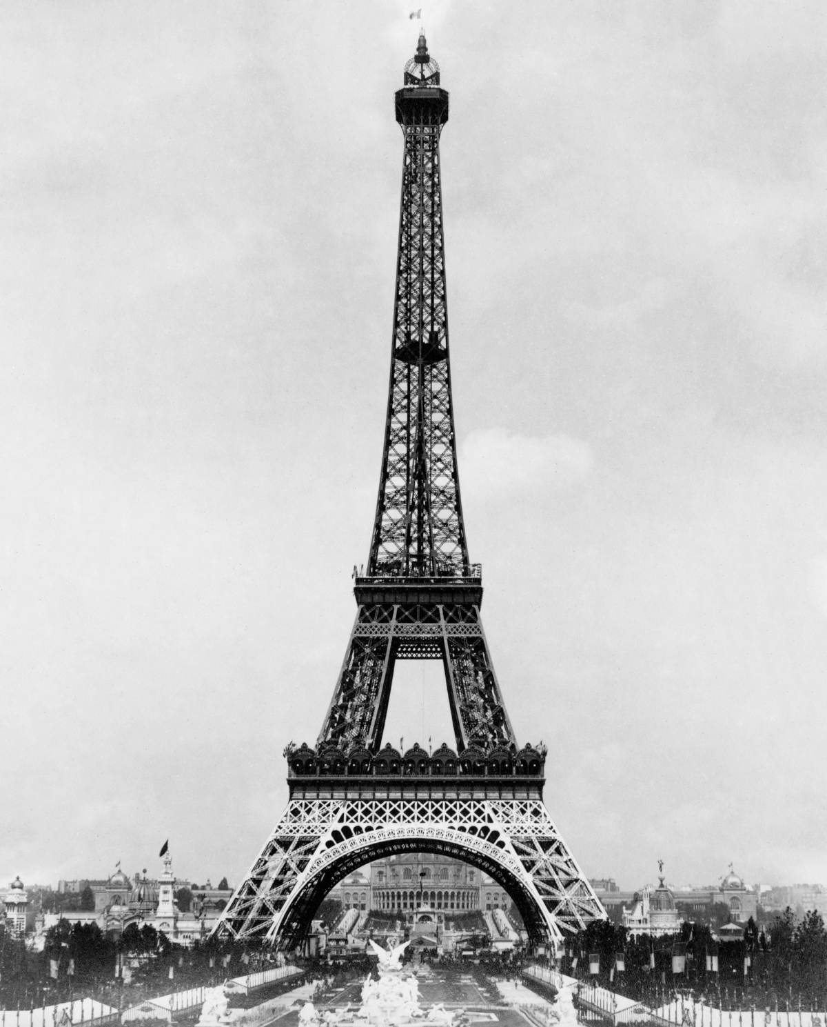 W 1889 roku wieża Eiffla miała 312, 27 m. (dodane później anteny zwiększyły ją o kilkanaście metrów). Fot. Wikimedia/domena publiczna 