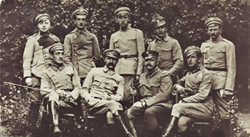 Piłsudski w Otwocku w sierpniu 1915 roku (z prawej siedzi m.in. jego ówczesny adiutant, Bolesław Wieniawa-Długoszowski)