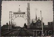 1920-1939, Stołpce, woj. Nowogródek, Polska. Polsko-sowieckie przejście graniczne, brama powitalna i radziecka strażnica, napis na bramie: 