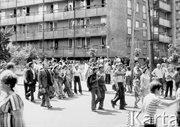 Ulica 1 Maja, godzina 12.20. Manifestanci idą w kierunku budynku KW PZPR. Radom, 25 czerwca 1976 