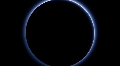 Pluton ma wodę i błękitne niebo
