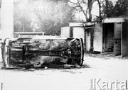 Wraki spalonych samochodów przed garażami Komitetu Wojewódzkiego PZPR. Radom, czerwiec 1976