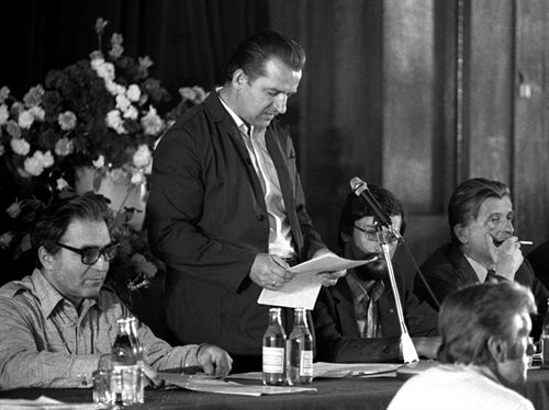 Na zdjęciu archiwalnym z sierpnia 1980 roku Marian Jurczyk (w środku) przemawia podczas rozmów komisji rządowej ze strajkującymi w Szczecinie