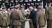 Minister obrony narodowej Antoni Macierewicz wręcza wyróżnienia i medale żołnierzom i pracownikom cywilnym wojska
