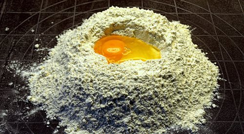 Mąka i jajka to podstawowe produkty, z których robi się potrawy w Jeżycjadzie m.in. naleśniki, pierogi i ciasta. Tych ostatnich nigdy nie brakuje w domach bohaterów powieści Musierowicz