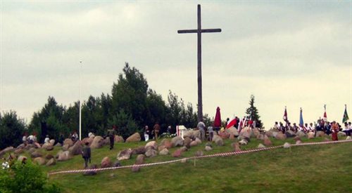 Krzyż w Gibach poświęcony pamięci Polaków pomordowanych podczas obławy augustowskiej