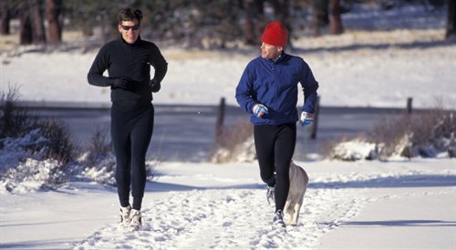Bieganie zimą może być równie przyjemne, jak latem. Należy się jednak zabezpieczyć przed mrozem i wiatrem