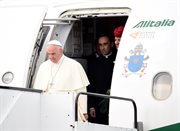 Papież Franciszek, po przylocie na krakowskie lotnisko Balice