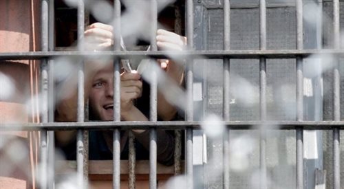 Uwięziony Białorusin przy pomocy procy wysyła wiadomość do rodziny i przyjaciół