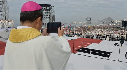 Światowe Dni Młodzieży w Rio de janeiro. Na plaży Copa Cabana zebrały się tłumy wiernych z całego świata