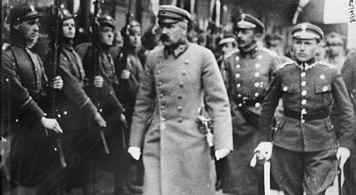 Józef Piłsudski dokonuje przeglądu oddziałów. Wikimedia Commonsdp. Fot.legionisty Adama Dulęby