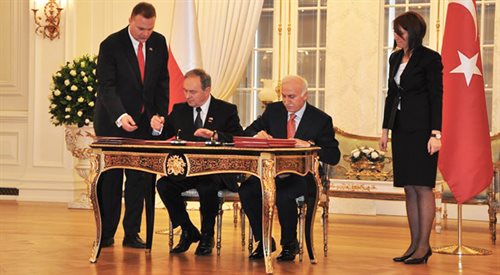 W obecności prezydentów Polski i Turcji prezes Polskiego Radia, Andrzej Siezieniewski podpisał umowę o współpracy Polskiego Radia z Radiem Tureckim.