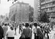 Ulica 1 Maja, godzina 12.40. Manifestanci idą w kierunku budynku KW PZPR. Radom, 25 czerwca 1976