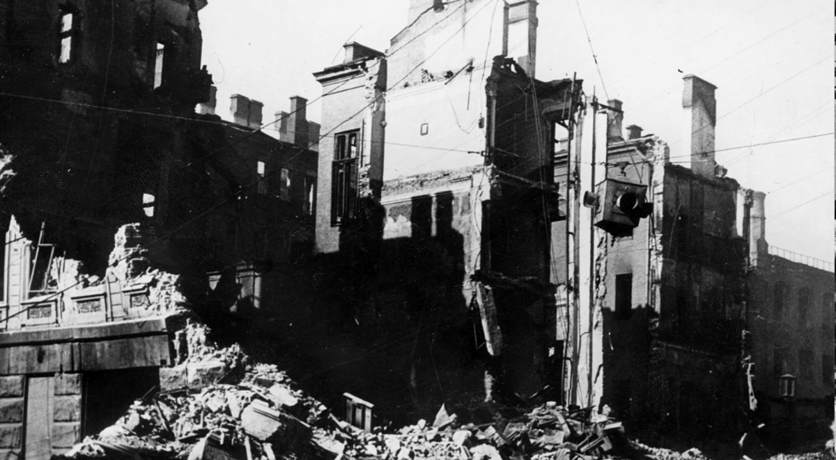 Wypalone kamienice w Kijowie pod niemiecką okupacją. Fot.: Forum