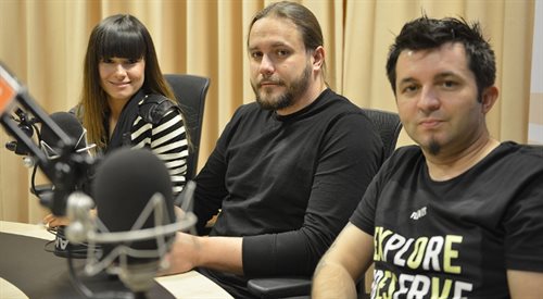 Członkowie zespołu Łzy w studiu radiowej Jedynki
