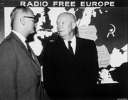 Rozmowa dyrektora RWE C. Rodneya Smitha z byłym prezydentem USA Dwightem D. Eisenhowerem. W tle mapa z zaznaczonym obszarem nadawania RWE na początku lat 60.