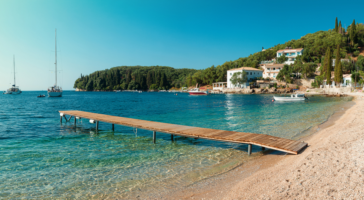 Północno-wschodnia część Korfu, zatoka nieopodal miejscowości Kalami. Dom, w którym mieszkał Lawrence Durrell. Fot. Shutterstock