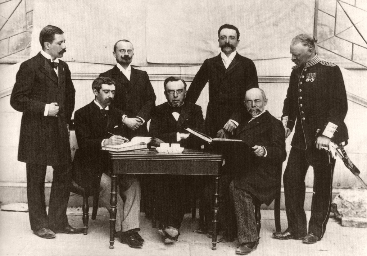 Międzynarodowy Komitet Olimpijski, który w 1896 roku zorganizował w Atenach I nowożytne Igrzyska Olimpijskie. Na pierwszym z lewej krześle siedzi przedstawiciel Grecji i przewodniczący organizacji Dimitrios Wikielas, a tuż obok niego baron Pierre de Coubertin. Źródło: Wikimedia commons/Domena publiczna
