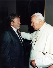 Pułkownik Ryszard Kukliński spotkał się na prywatnej audiencji z papieżem Janem Pawłem II. Watykan, wrzesień 1994