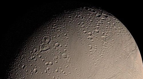Woda - i to w dużych ilościach - na jednym z księżyców Saturna