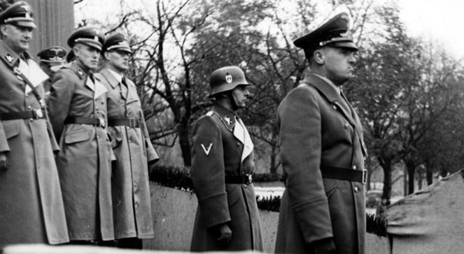 Friedrich Wilhelm Krger (drugi z lewej), z przodu Hans Frank. Kraków, 1939 r.