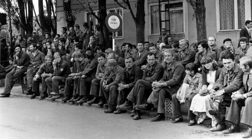 Stoczniowcy przed Stocznią Gdańską im. Lenina, źr. ECS, Wikimedia CommonsCC BY-SA 3.0