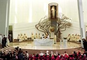 Papież Jan Paweł II podczas mszy świętej odprawionej w Sanktuarium Bożego Miłosierdzia w Łagiewnikach. 17.08.2002