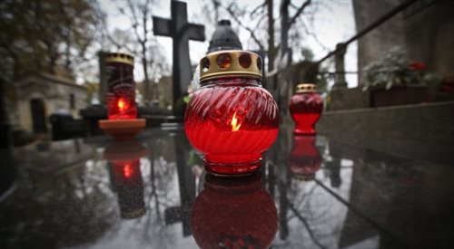 Podczas święta Wszystkich Świętych polskie cmentarze mienią się blaskiem zapalonych zniczy