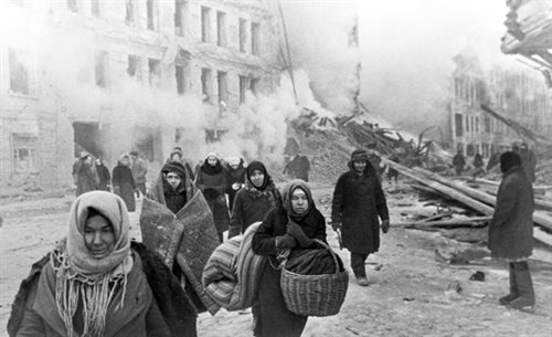 Mieszkańcy Leningradu opuszczają budynek mieszkalny po niemieckim bombardowaniu