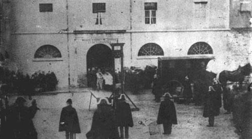 Publiczna egzekucja w Lons-le Saunier, rok 1897. Foto: HephaestosWikimedia Commonsdomena publiczna