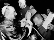 Arcybiskup Karol Wojtyła w auli Pia otrzymuje godność kardynalską. Papież Paweł VI nakłada na głowę Wojtyły czerwony biret. Rzym, 26.06.1967