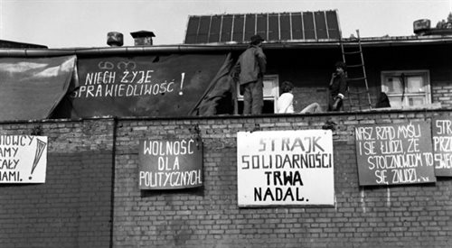 Hasła strajkujących na murach Stoczni Gdańskiej im. Lenina, źr. ECS, Wikimedia CommonsCC BY-SA 3.0