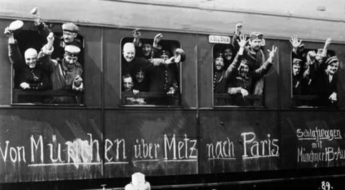 Niemieccy żołnierze jadący na front. Napis na wagonie głosi: Z Monachium przez Metz do Paryża