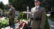Składanie wieńców na grobie Zygmunta Łabędzkiego Prezesa Stowarzyszenia Klubu Kawalerów Orderu Wojennego Virtuti Militari.
