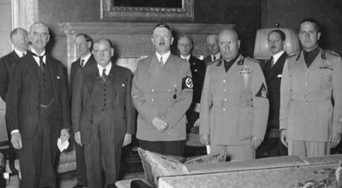 Układ monachijski. Od lewej: Neville Chamberlain, douard Daladier, Adolf Hitler i Benito Mussolini - sygnatariusze układu monachijskiego. Z prawej Galeazzo Ciano, 29 września 1938. fot. Vikipedia
