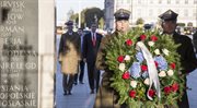 Ambasador USA w Polsce Paul W. Jones składa kwiaty na Grobie Nieznanego Żołnierza