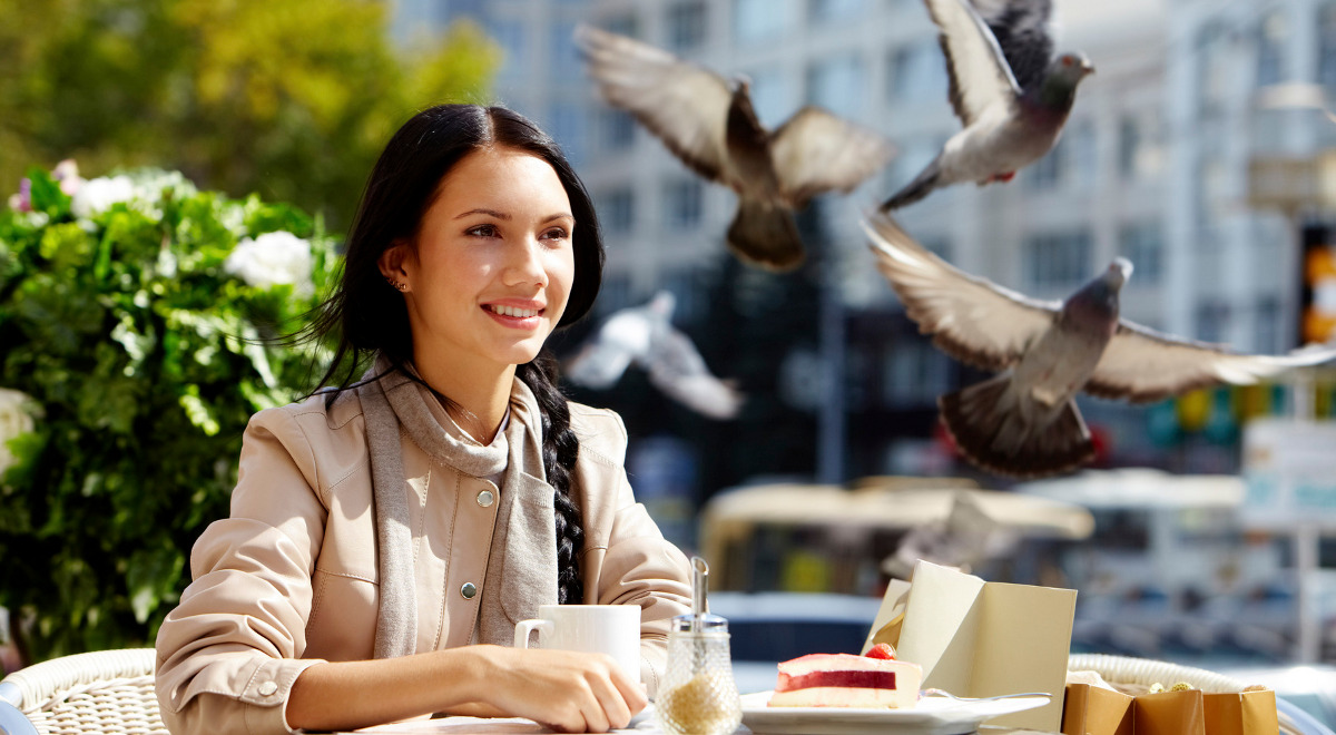 kobieta gołębie uśmiech kawa 1200.jpg
