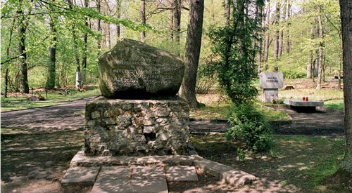 Cmentarz ofiar egzekucji w czasie II wojny światowej, las Barbarka pod Toruniem, aut. Pko (2005), WikipediaCreativeCommons
