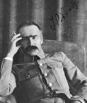 Portret Józefa Piłsudskiego, marszałka i premiera Polski. Zdjęcie zrobione między 1920 a 1928 rokiem.