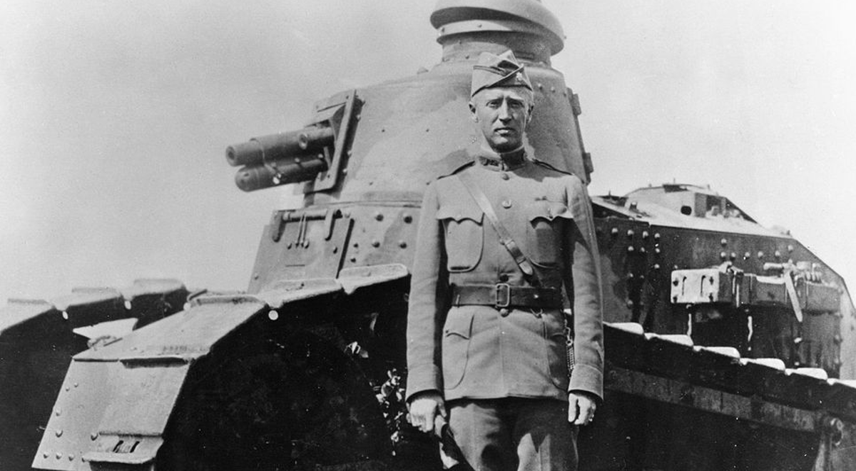 George Patton na tle francuskiego czołgu Renault FT 17 w 1918 roku. Fot.: Wikimedia Commons/dp