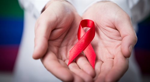 Symbolem solidarności z osobami żyjącymi z HIV i AIDS jest czerwona kokardka