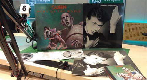 Okładki płyt Queen  News of the World i David Bowie  Heroes