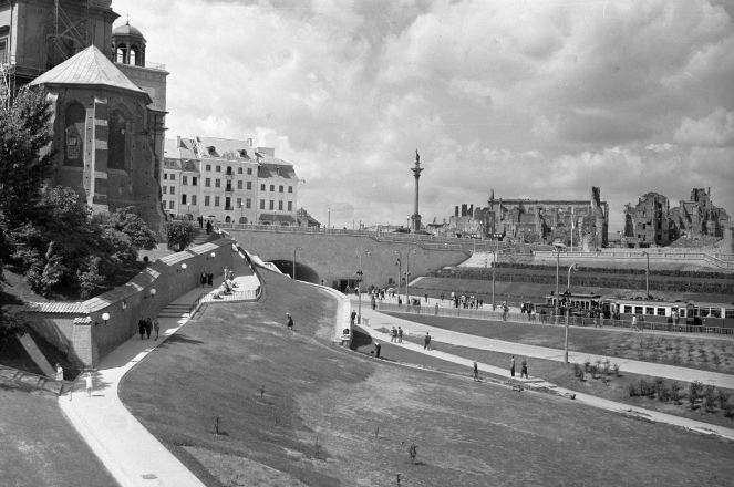 Tunel drogowo-tramwajowy Trasy W-Z pod placem Zamkowym, widok od strony wschodniej. Z lewej kościół pw. św. Anny (Warszawa 22.07.1949 r.). foto: PAP