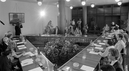Obrady trójkątnego stołu, w których wzięły udział węgierskie partie i ugrupowania opozycyjne wobec władz komunistycznych. Węgry, wiosna 1989