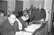 Sala rozpraw w tzw. procesie trzech. Przemawia jeden z obrońców mecenas Gerard Kujanek. Poznań, 8.10.1956