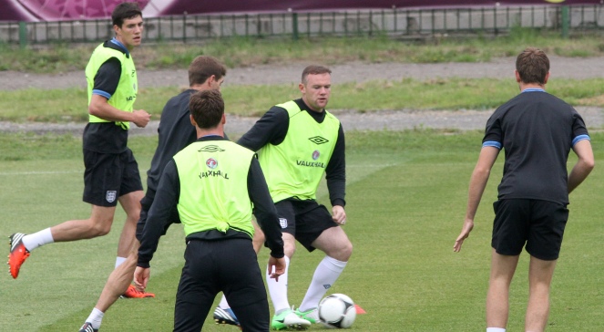Piłkarz Wayne Rooney (C) podczas treningu drużyny w Krakowie