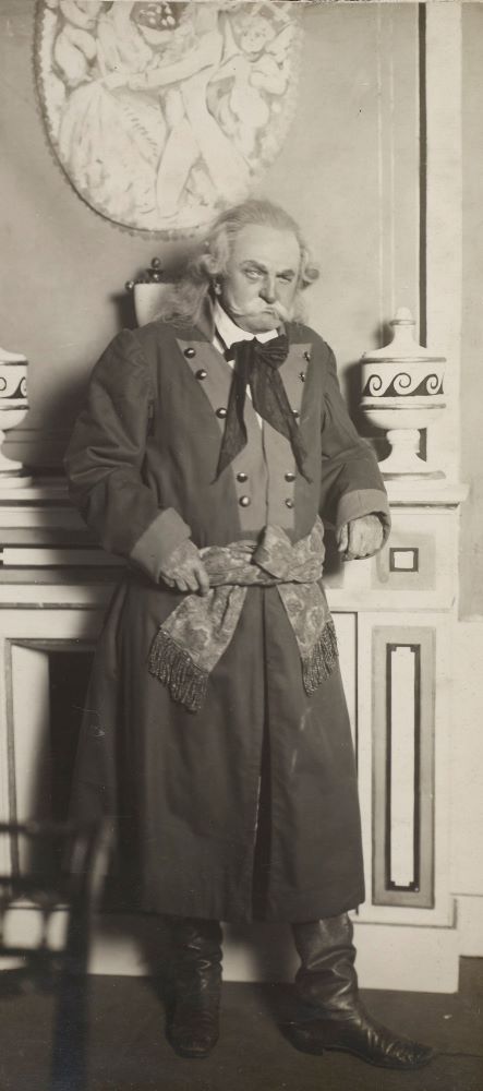 Wincenty Rapacki jako pułkownik Zdawnialski w "Spazmach modnych" Wojciecha Bogusławskiego (zdjęcie powstało przed 1924 rokiem). Źródło: Polona/Domena publiczna